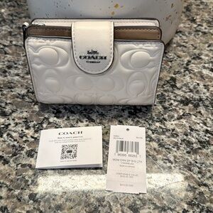 Medium Corner Zip Wallet In Signature Leather Chalk/Tan